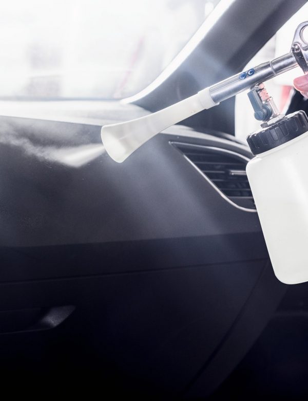 professionelle Autoreinigung in einer Werkstatt - Mann reinigt den Innenraum eines Fahrzeuges_professional car cleaning in a garage - man cleans the interior of a vehicle professionelle Autoreinigung in einer Werkstatt - Mann reinigt den Innenraum eines Fahrzeuges_professional car cleaning in a garage - man cleans the interior of a vehicle